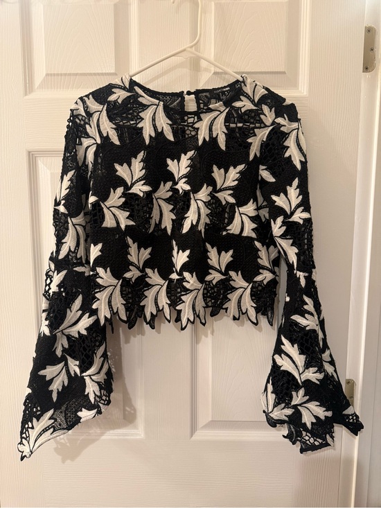 Tops - Black & White Floral Lace Long-Sleeve Crop Top